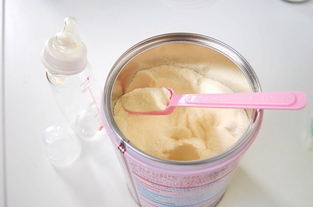 粉ミルクと哺乳瓶